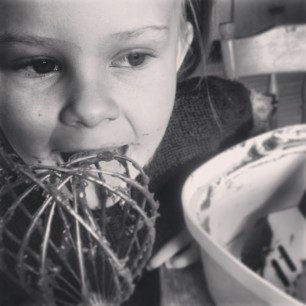 Elsa har lagd sjokoladekake