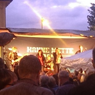 Hanne Mette band spiller sangen "Vinger" sammen Madeleine under #solørmart'n i