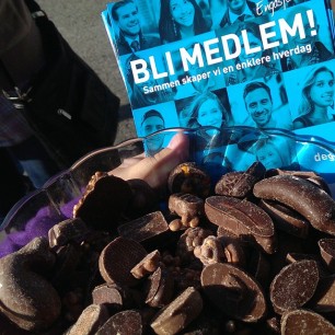 Sjokolade og lesestoff på #Åsnes sin stand i