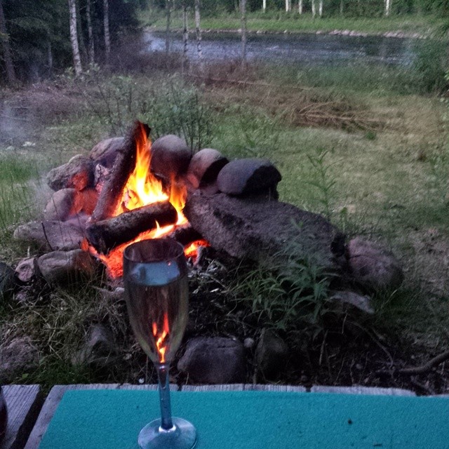 Adrian snorker søtt i soveposen sin, bålet spraker, elva renner raskt forbi og naturen er musikk i seg selv.  God natt! :)