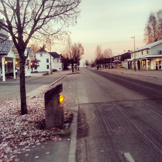 Et kjørlig preg over i morgentimene. Itte en kjæft å sjå.. Før kl 8 lørdag. - 7*C